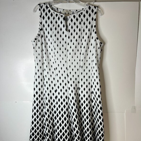 HAANI Woman Size 2X Flare Dress White Black Diamond Pattern Sleeveless Keyhole - Picture 1 of 6